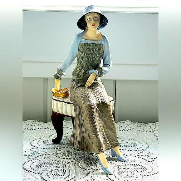 Elegant 1920s Lady Sitting Figurine in Blue and Tan in Resin EUC - Picture 1 of 12